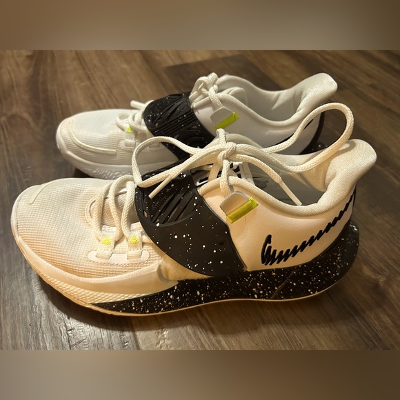 Nike Kyrie Low 3 Team White Blk TB Mens Size 5 Shoes Sneakers CW6228-101 - Picture 4 of 7